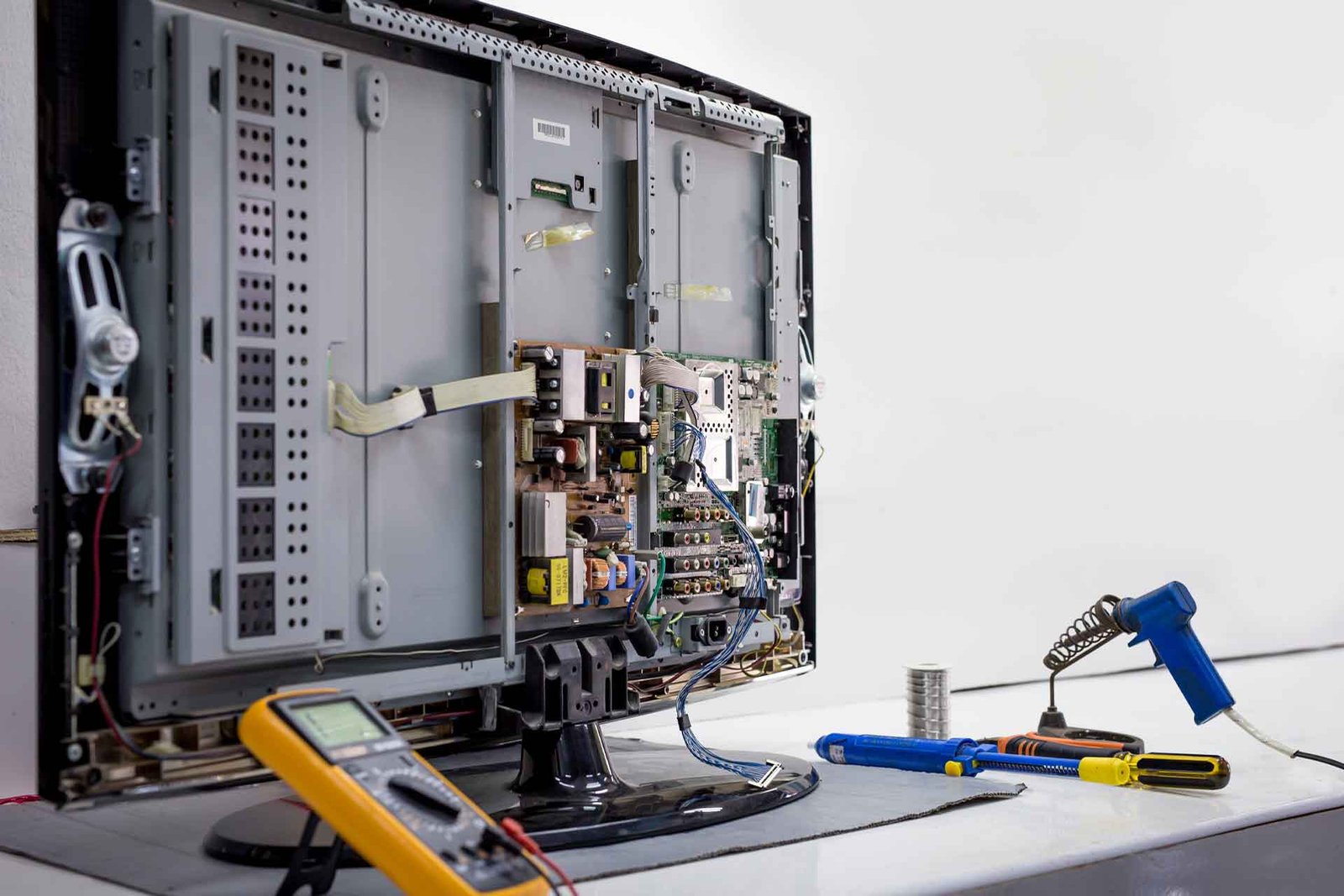 Manufacturer, Exporter, Importer, Supplier, Wholesaler, Retailer, Trader of Led Tv Repair in New Delhi, Delhi, India